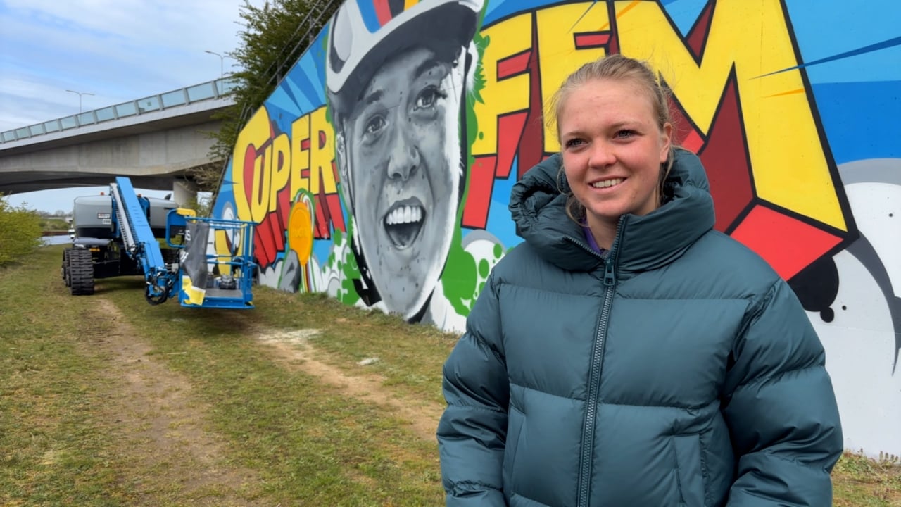 Fem van Empel bij de muurschildering in Den Dungen