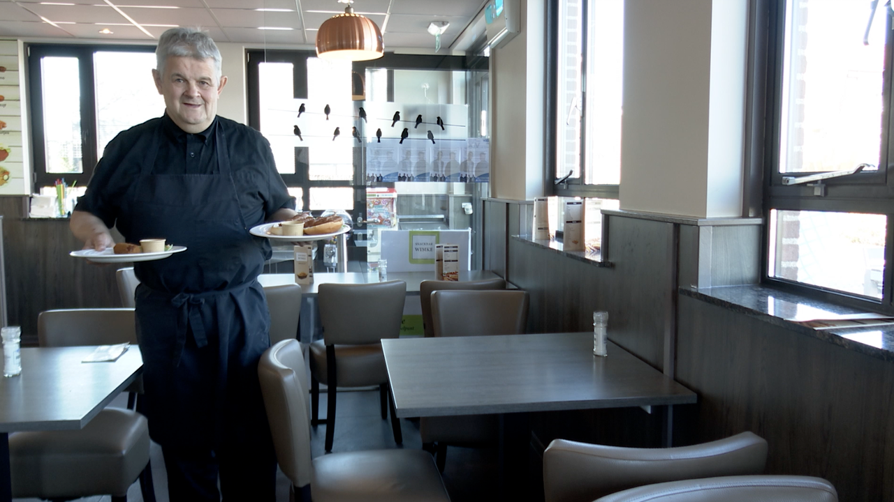 Wim van Rooij aan het werk in zijn snackbar in Oijen. Hij heeft een zetel veroverd in de gemeenteraad.