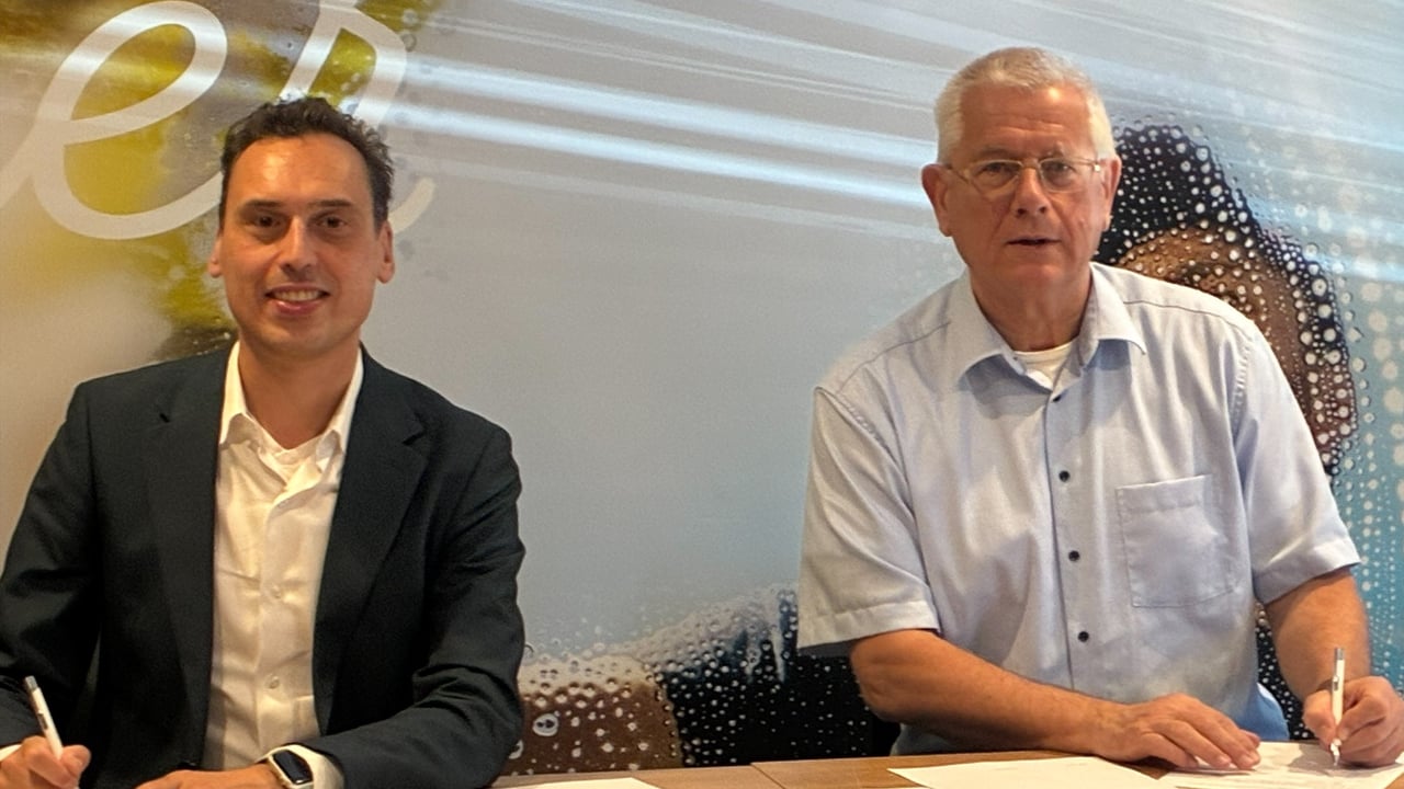 Provinciebestuurder Smeulders (links) en wethouder van Burgsteden ondertekenen een overeenkomst voor de ontwikkeling van Het Havenkwartier in Veghel.
