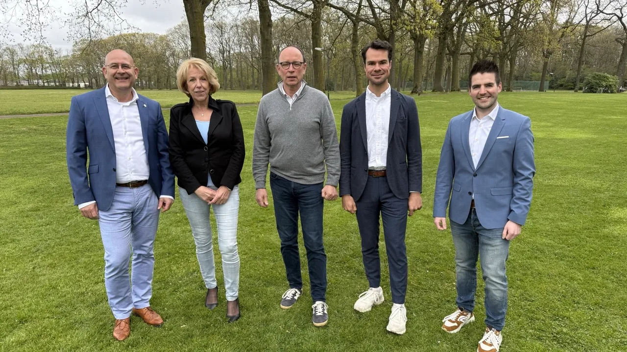 Theo Geldens (midden) met de onderhandelaars van SMG en PPA