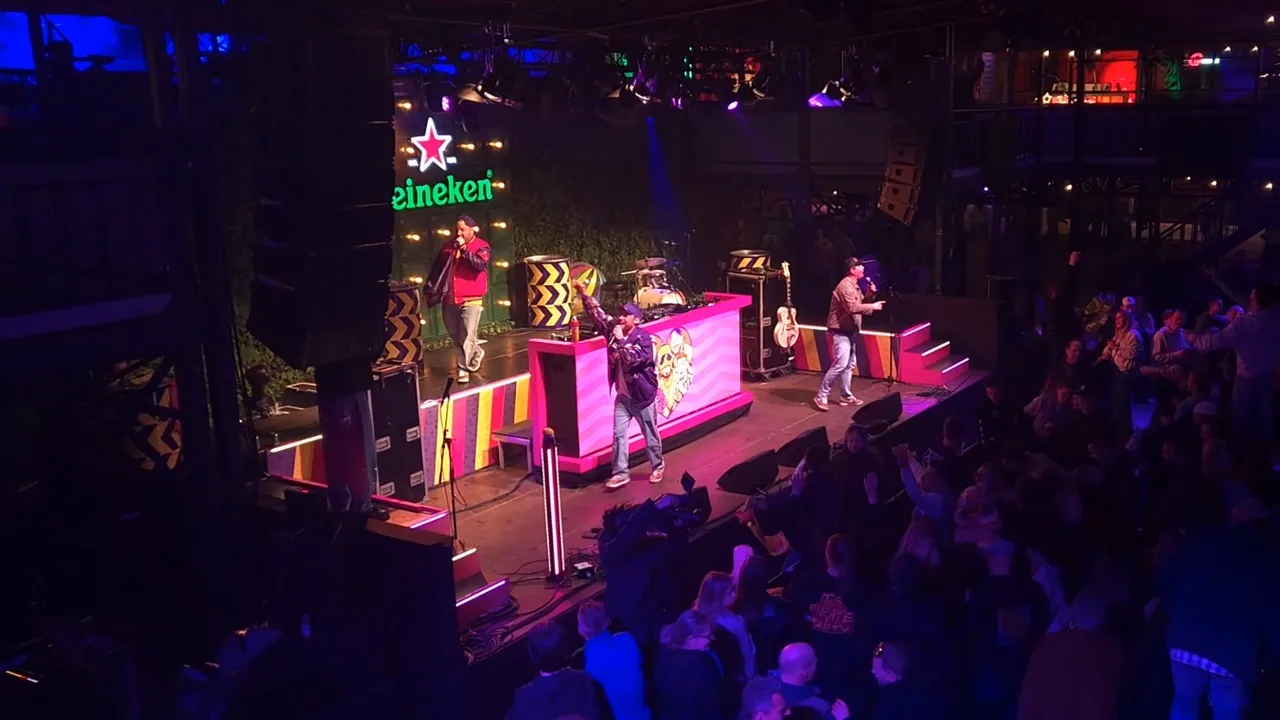 Effe serieus op Paaspop