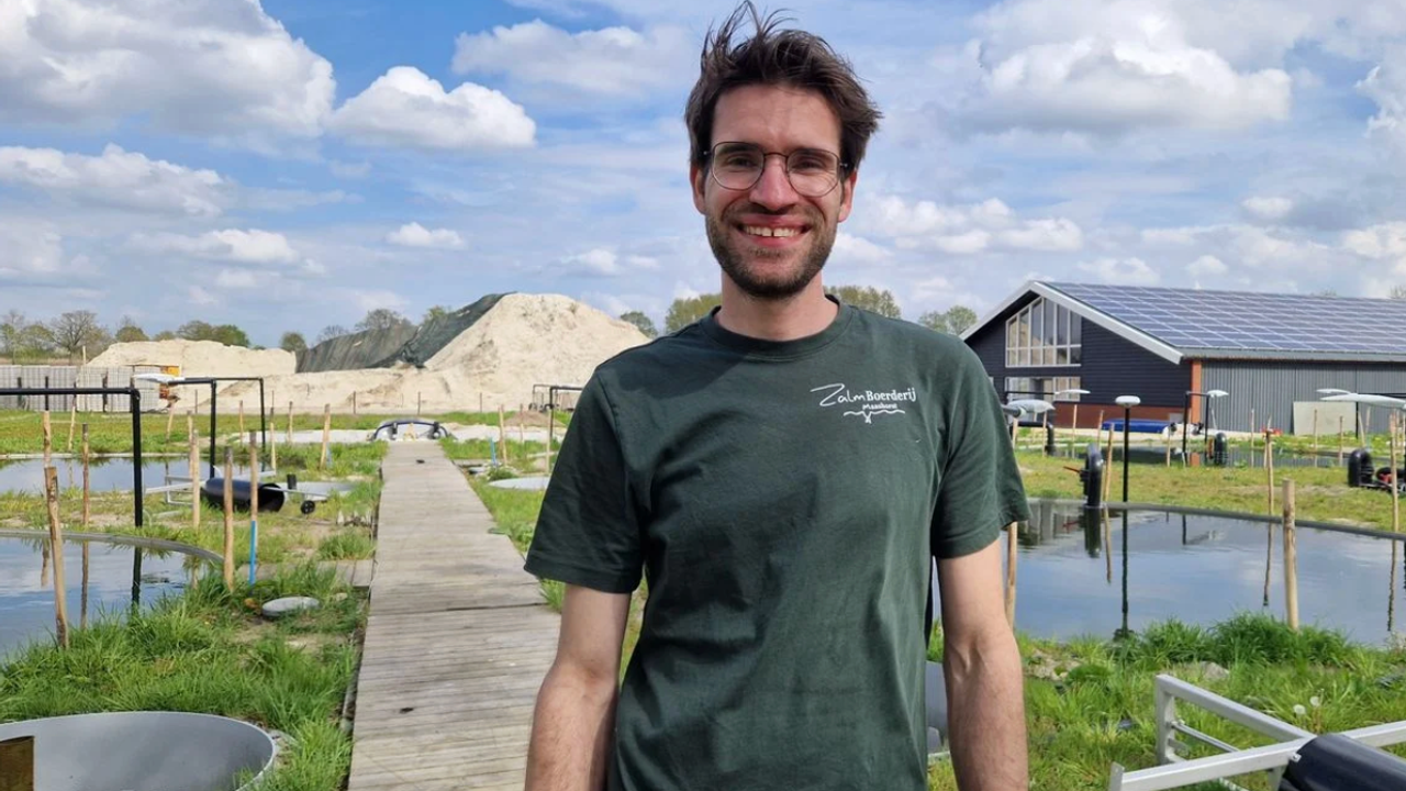 Rob voor zijn eigen zalmboerderij in de gemeente Maashorst.