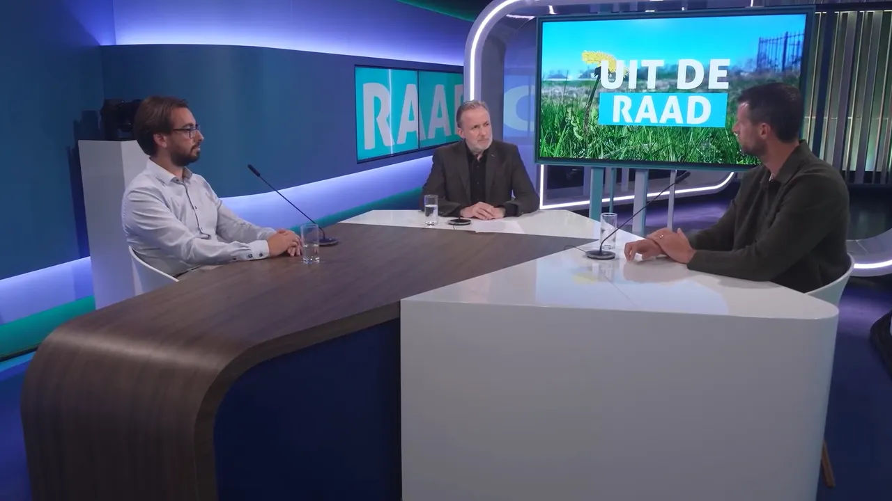 Maarten Everling (SP) en Camiel van Doorn (CDA) aan tafel bij presentator Frank Spijkers