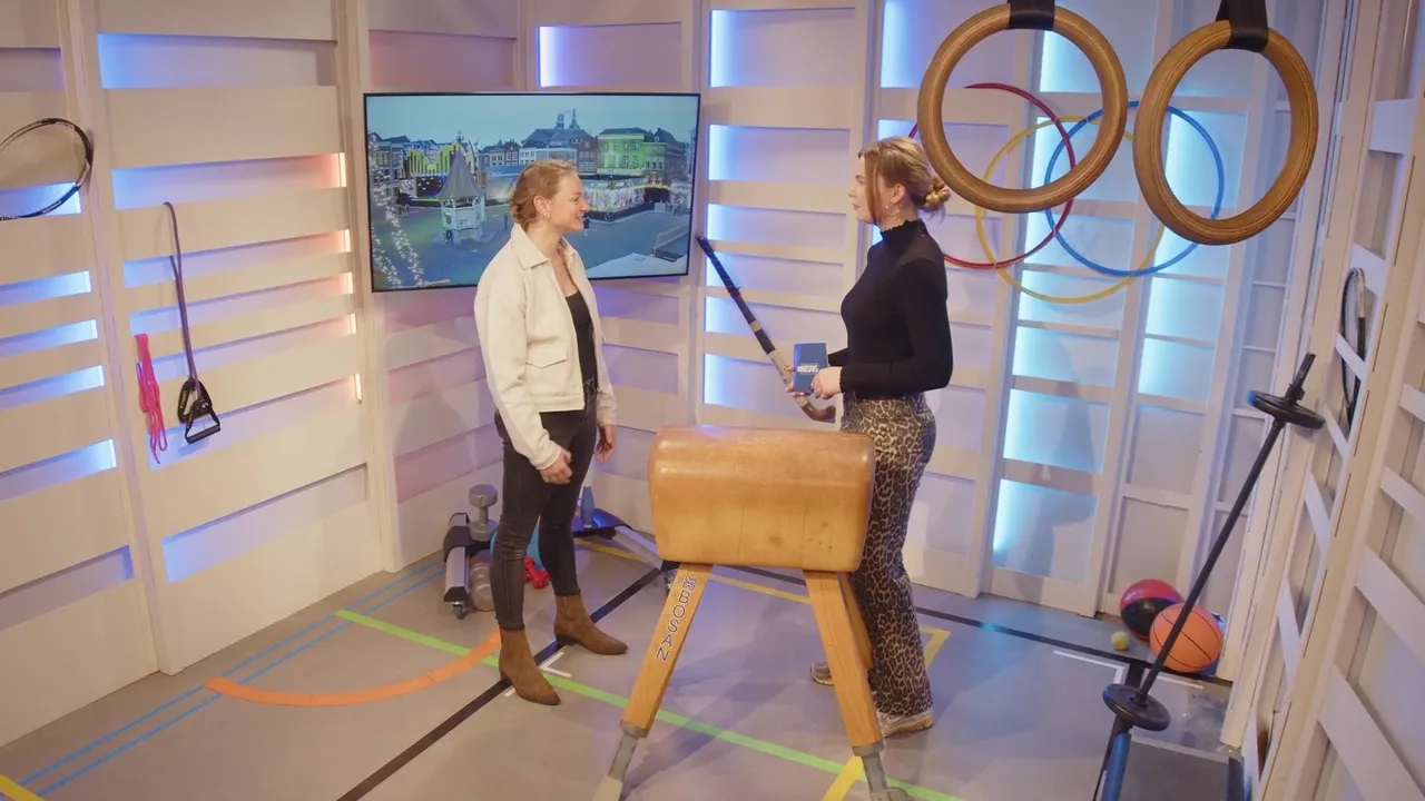 Revalidatiearts Daphne Meijer (links) in programma Dtv Extra Inzet.