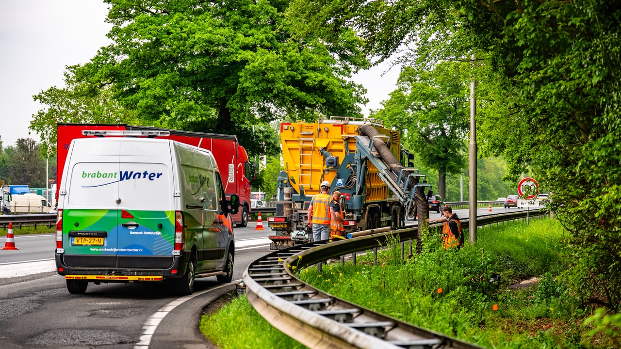 Brabant Water is druk bezig met herstellen van de waterleiding.