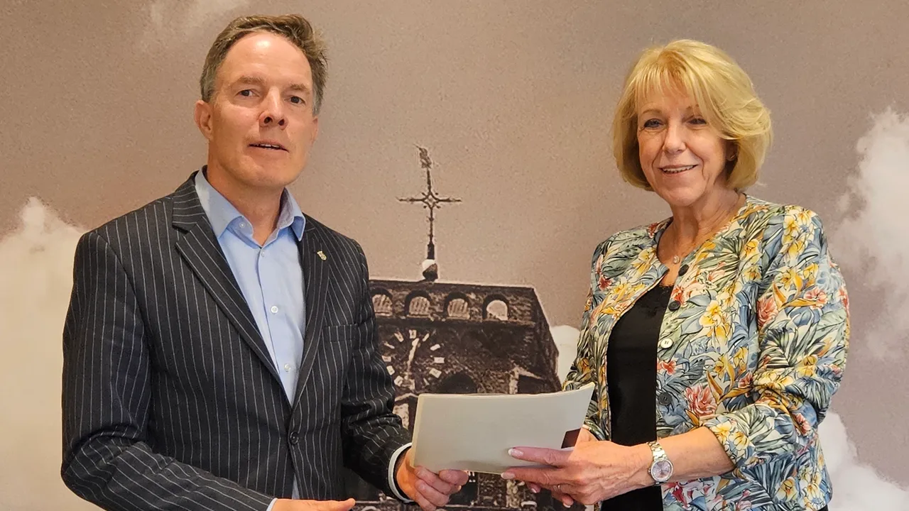 Verkenner Anja Andres overhandigt haar advies aan burgemeester Eiko Smid.