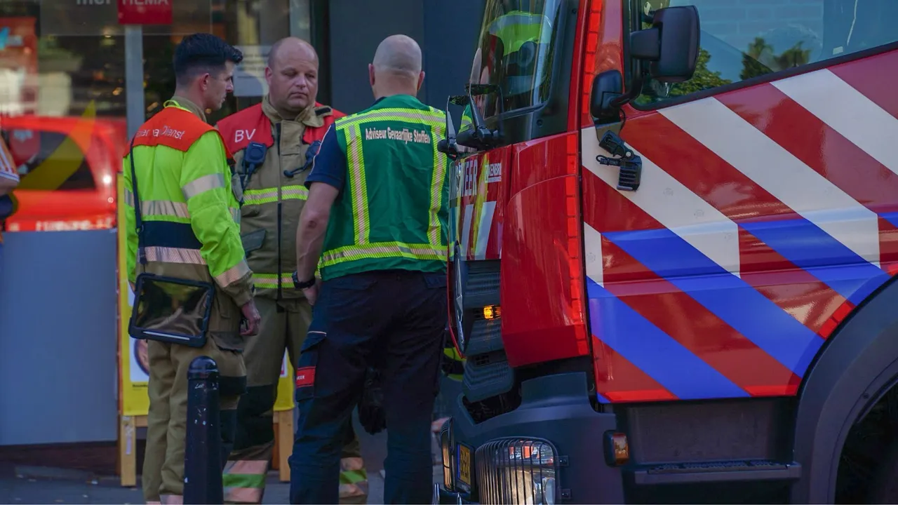 De brandweer bespreekt de situatie