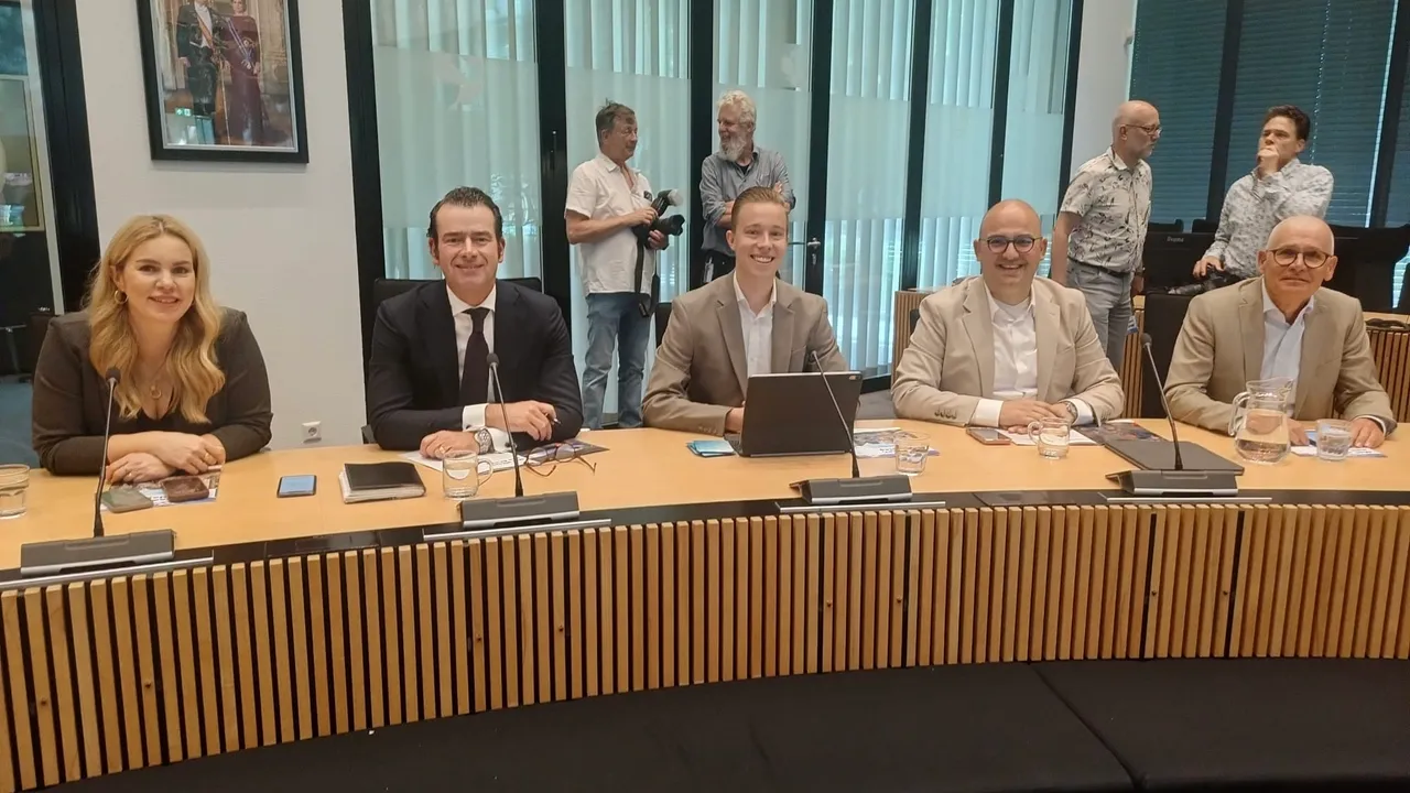 De wethouders in Oss voor de komende vier jaar. Vlnr: Hilde de Wit, Sidney van den Bergh, Nick Pruimboom, Bekir Atman en Kees van Geffen
