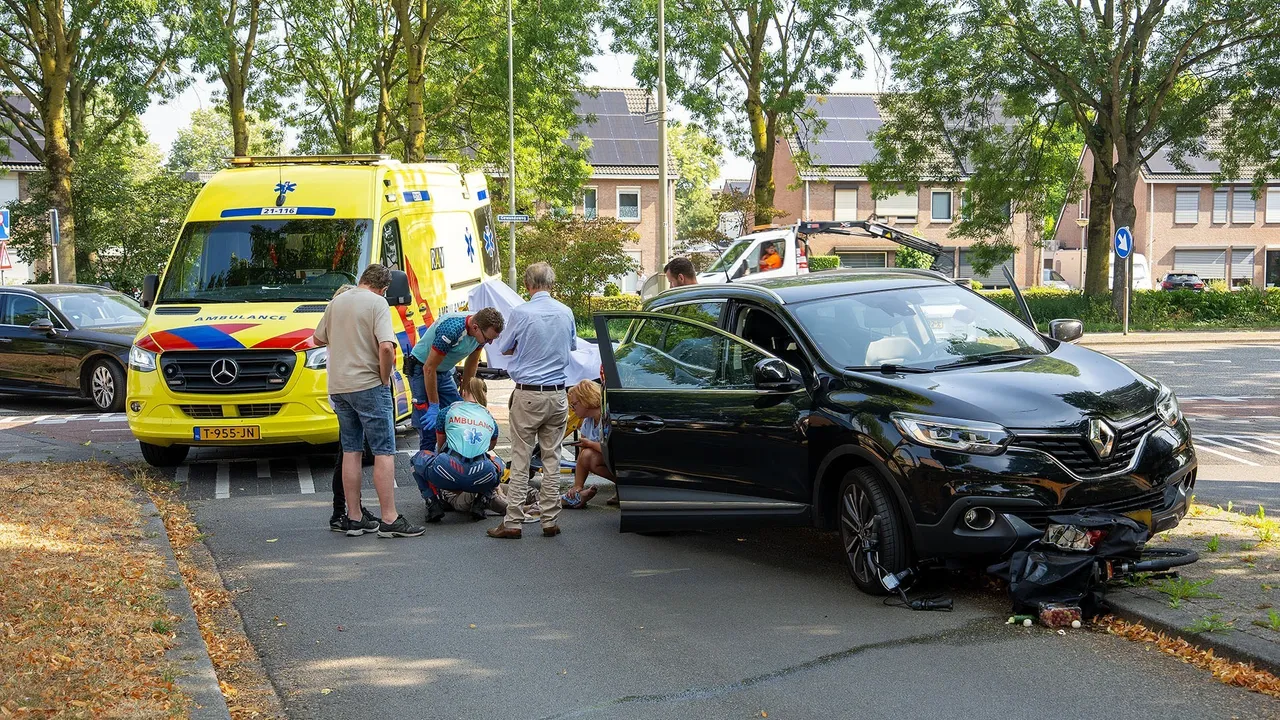 De vrouw is met verwondingen aan haar been naar het ziekenhuis gebracht. Haar fiets zat beknel onder de auto.