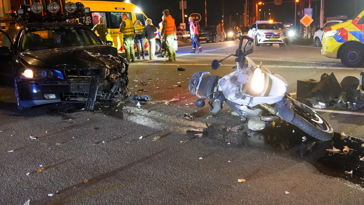 Auto en motor in botsing