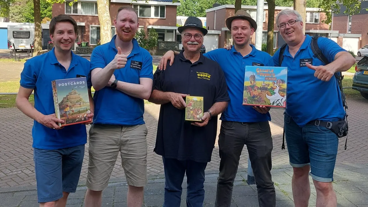 Team Toontje Lager eindigde tijdens het NK in Rosmalen op de derde plaats. (Van links naar rechts: Marten Bergman, Jeroen van den Broek, Toon Voets (coach), Ronald Hendriks en Chris Gottlieb)