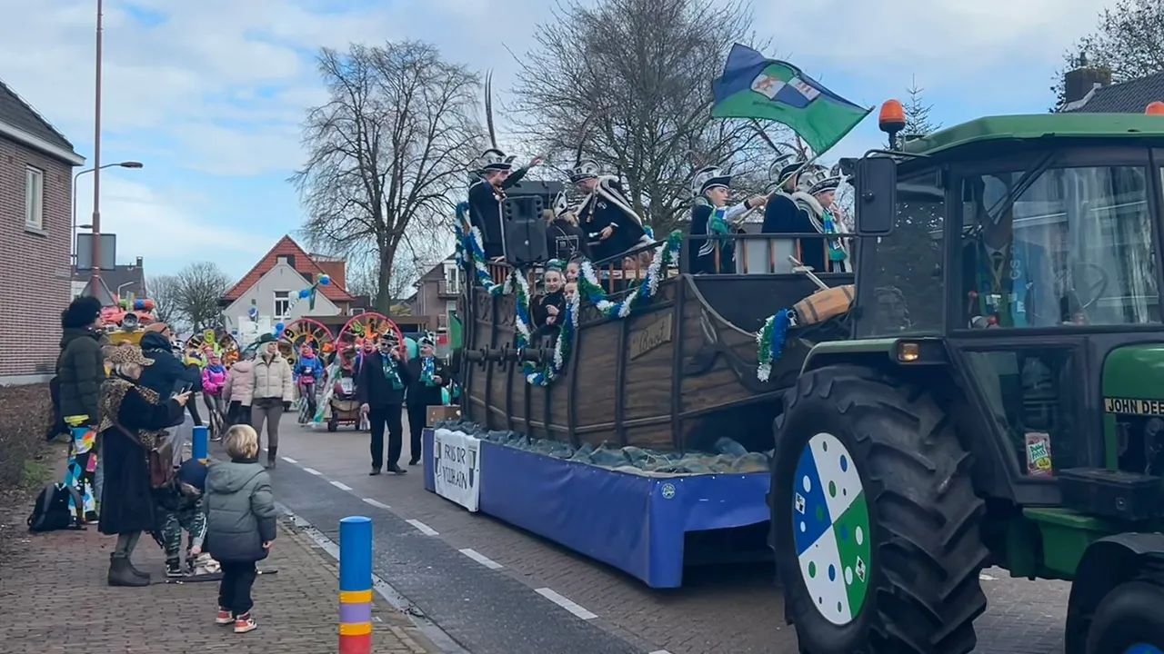 De optocht van de Veldhazen trekt door het dorp