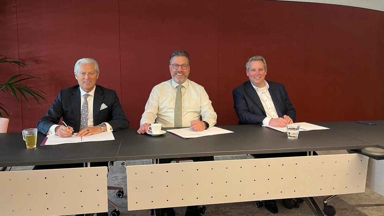 v.l.n.r. Toon de Koning (De Koning & Steeman B.V.), wethouder Franko van Lankvelt en Patrick Barské (Area)