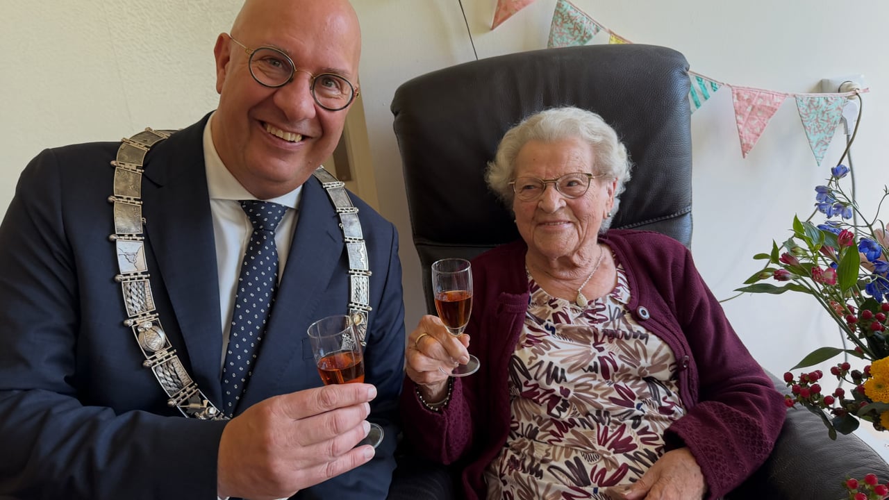 Jack Mikkers proost samen met Annie (109)