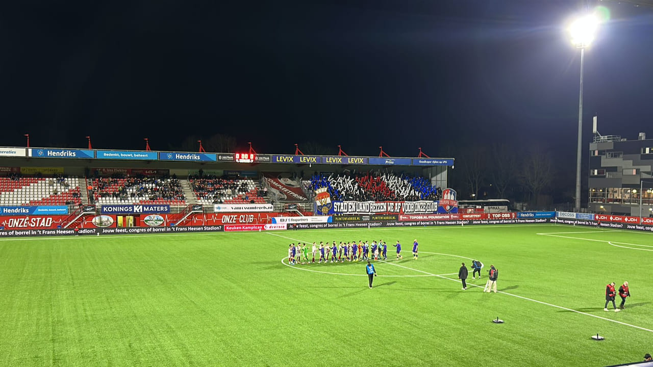 TOP Oss en Willem II tijdens de opkomst in het Frans Heesen Stadion.