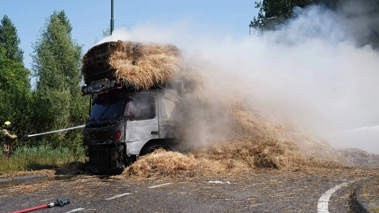 De hooibalen op de vrachtwagen vlogen tijdens de rit in brand.