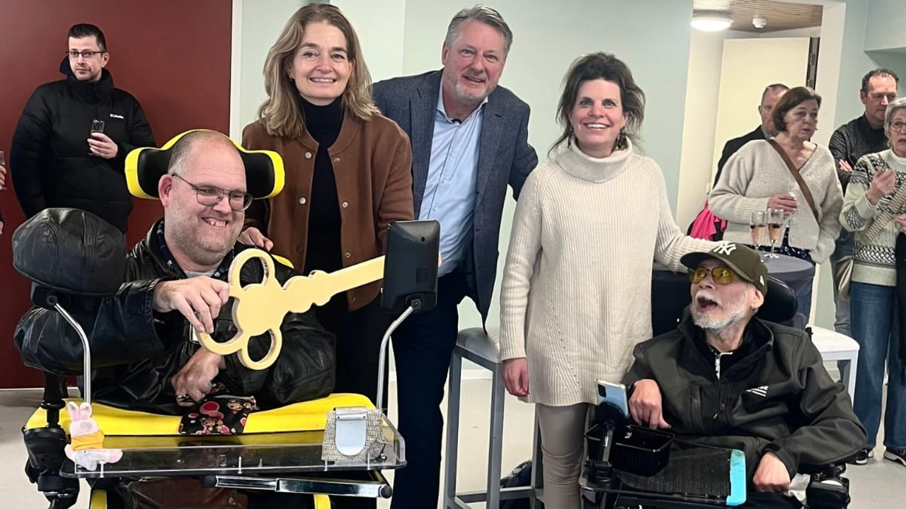 Symbolische uitreiking van de eerste sleutels