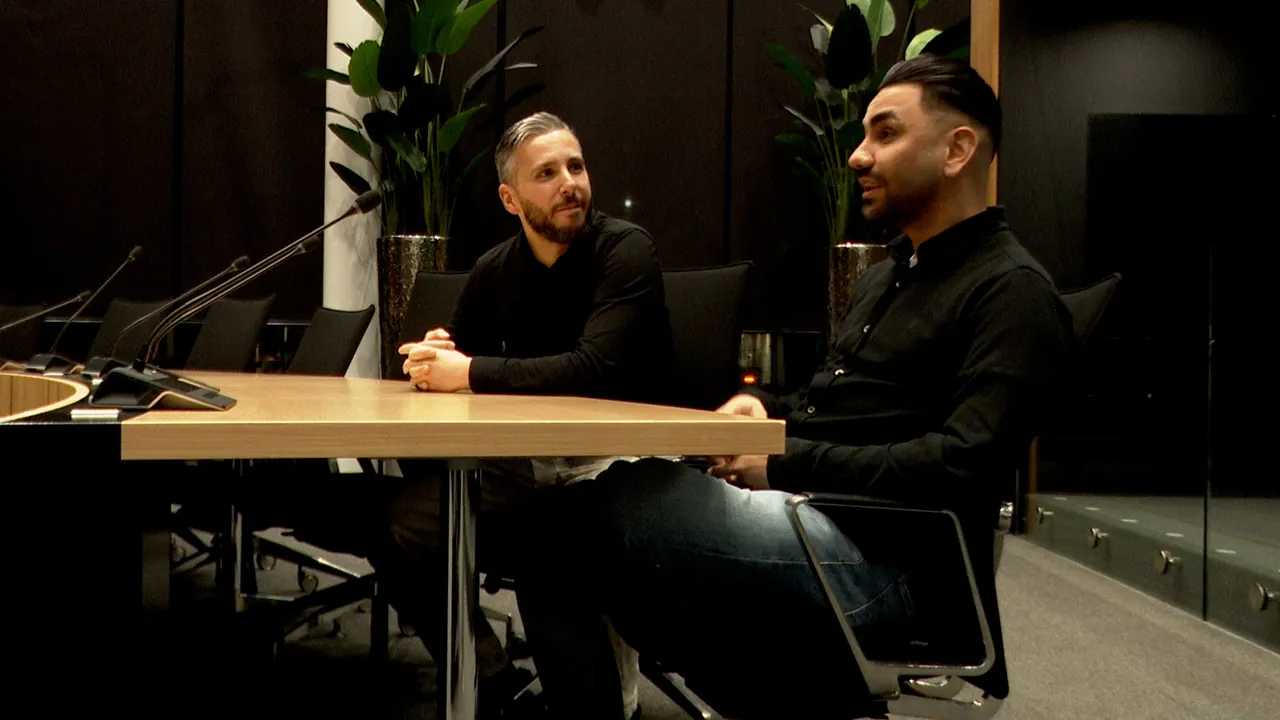 Alperen Çetin en Ferhat Köycü testen de stoelen in de gemeenteraad.