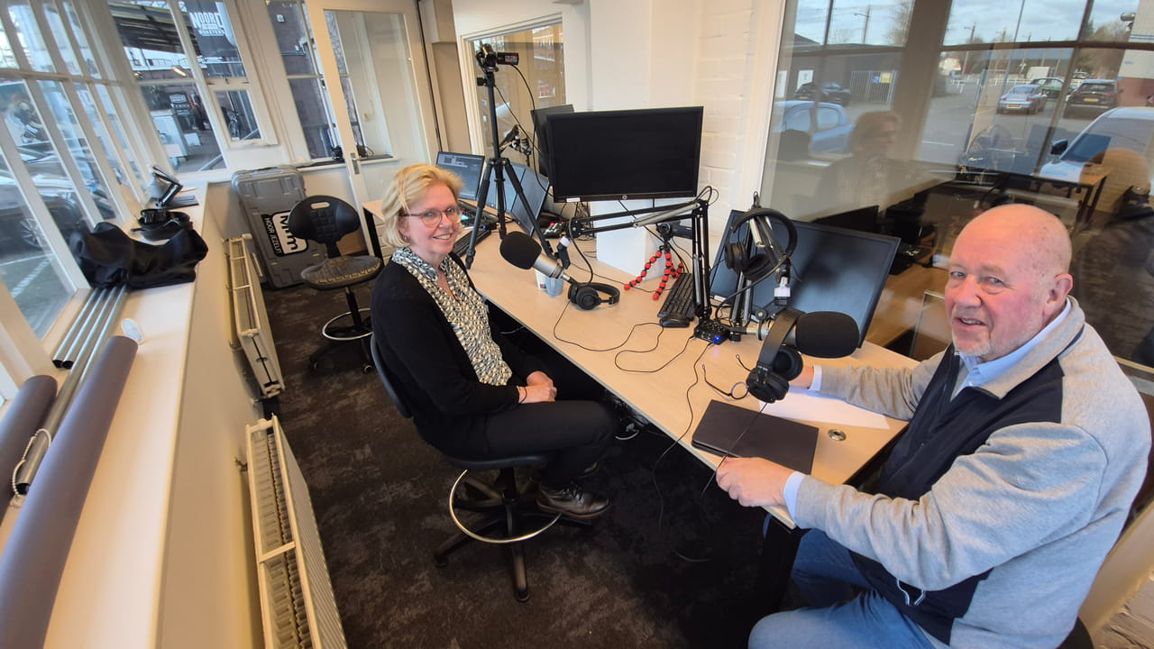 Emmely Bunk (D66) in de radio studio van DTV Omroep Meierij.
