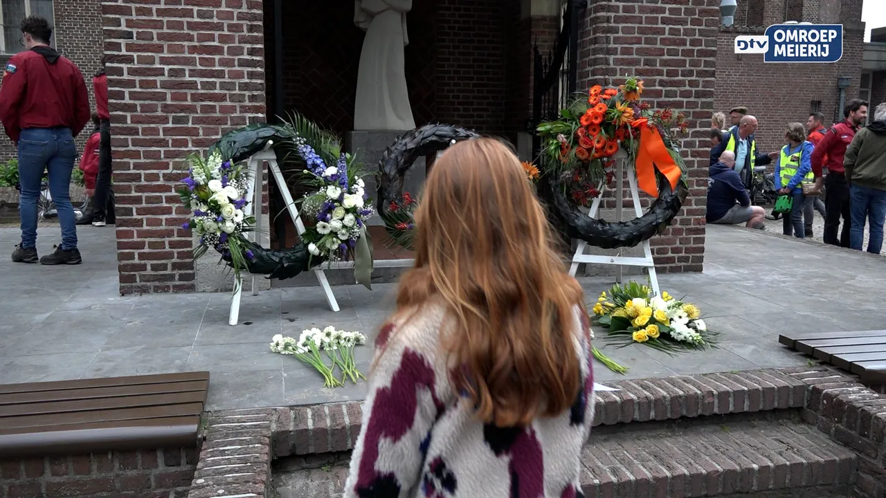 Bloemen bij de Dodenherdenking op de Markt in Schijndel