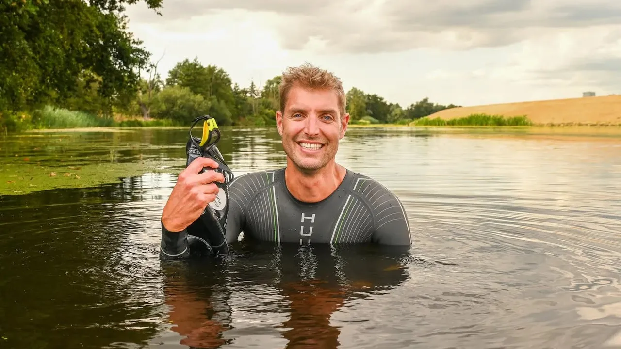 Maarten van der Weijden in het water.
