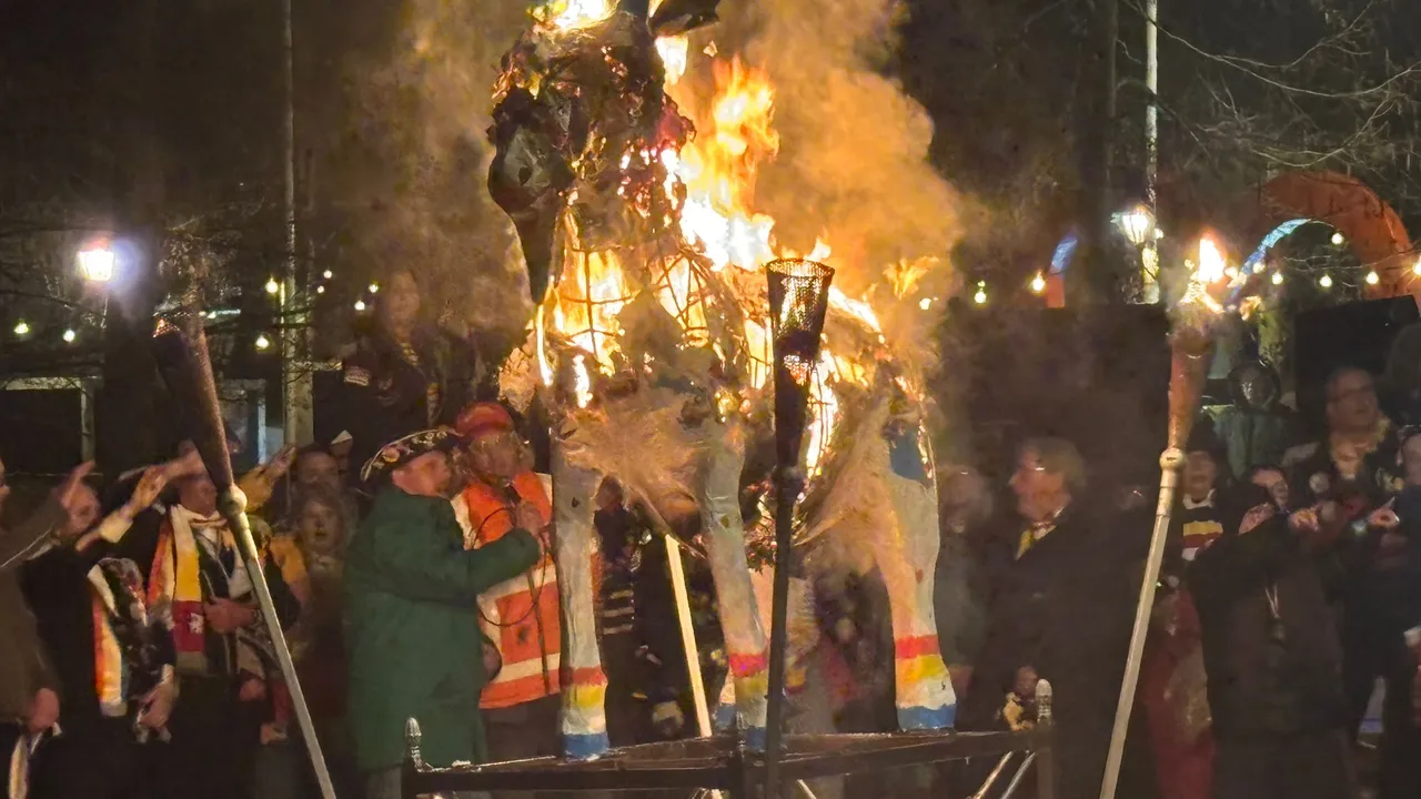 De bok gaat in vlammen op in Sint-Michielsgestel