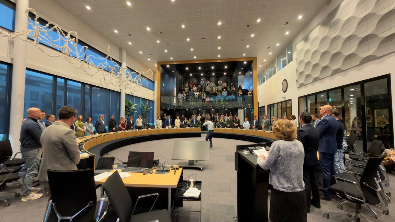 Alle leden van de nieuwe raad leggen de eed of gelofte af