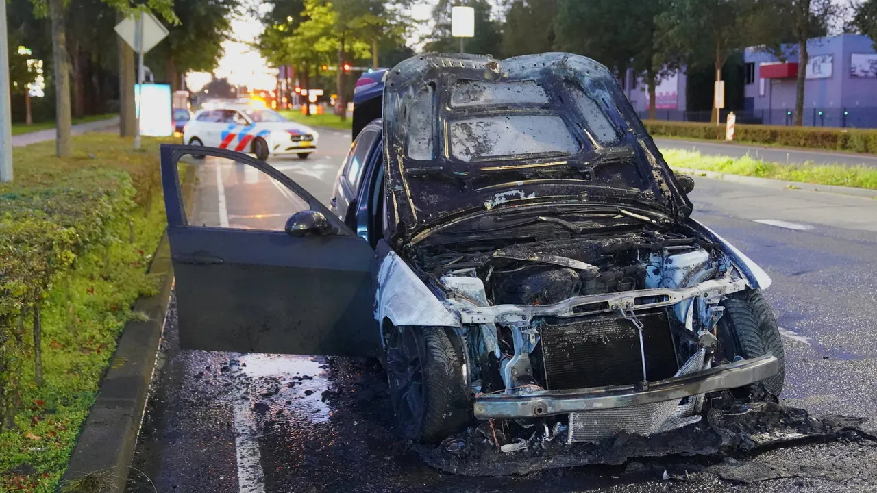 De auto is volledig verwoest.
