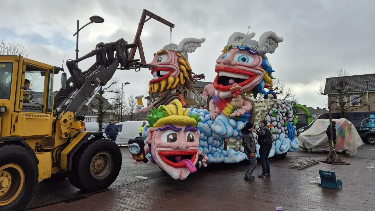 De opbouw van de grote optocht van Moesland