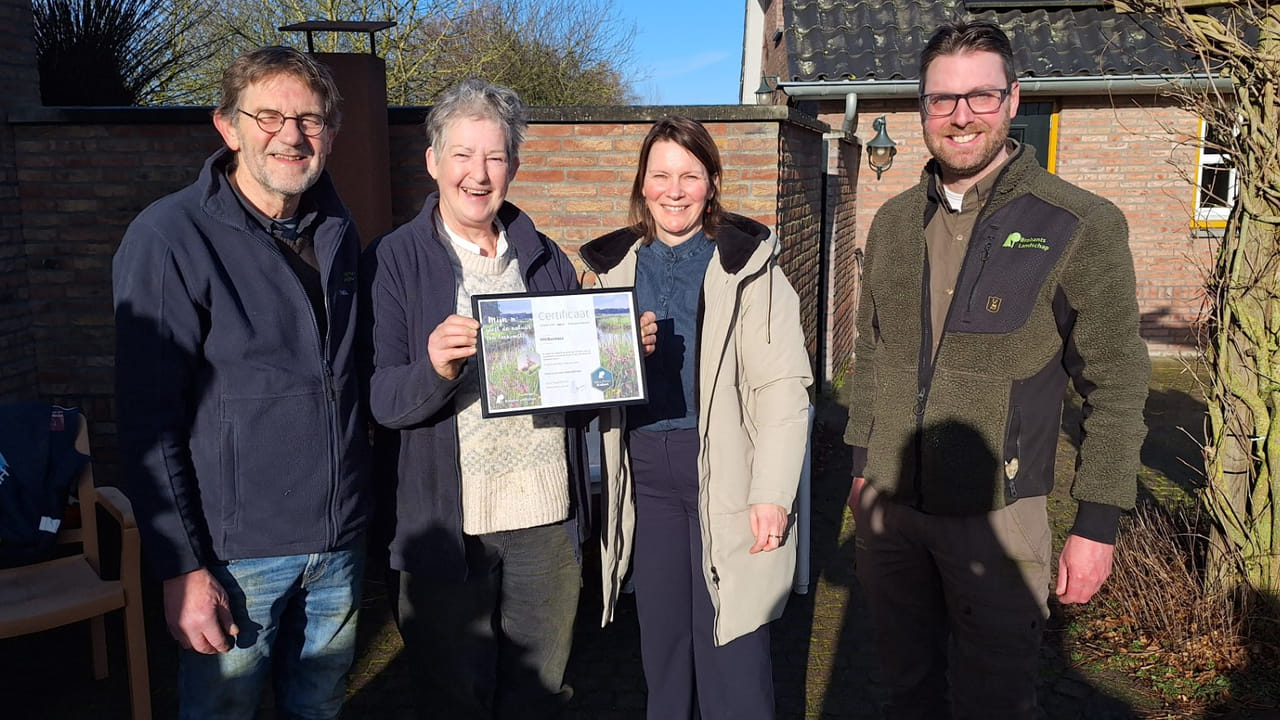 Ine Zonneveld en Theo Brienen (links) hebben namens IVN Bernheze het certificaat in ontvangst genomen.