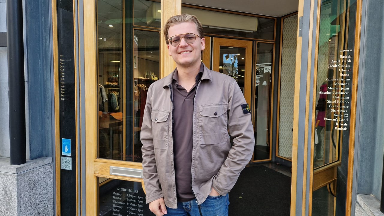 Thomas voor zijn winkel in Schijndel