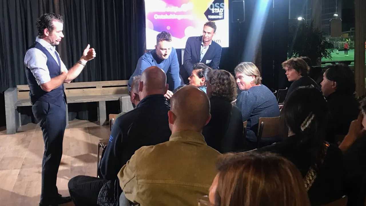 Wethouder sprak met omwonenden in kantine van MHC Oss over Noordelijke Ontsluitingsweg