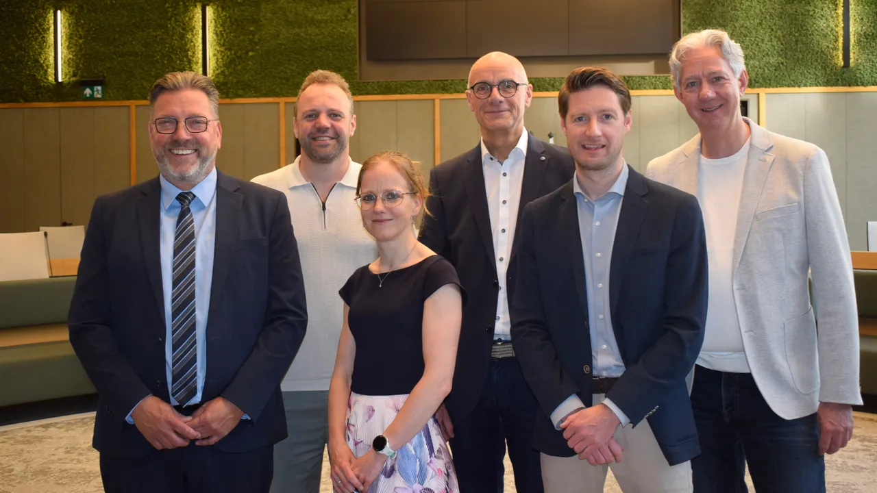 Vlnr: Franko van Lankvelt, Jeroen van den Heuvel, Ramona Sour, Ben Maathuis, Niek van Lanen en Cock de Jong.