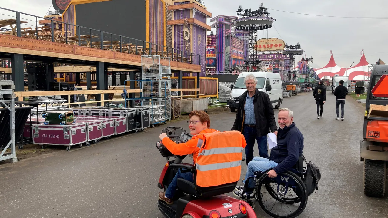 Riens en Judith op een schouw