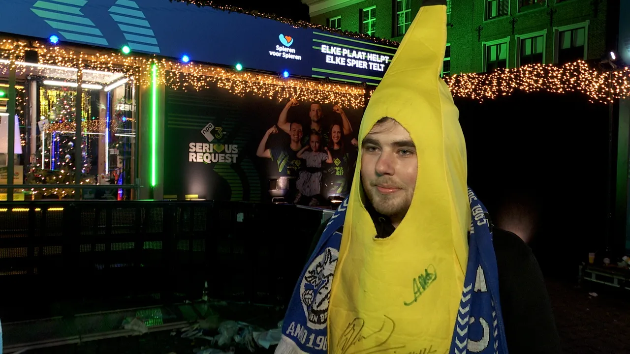 Man in bananenpak om 04:00 uur