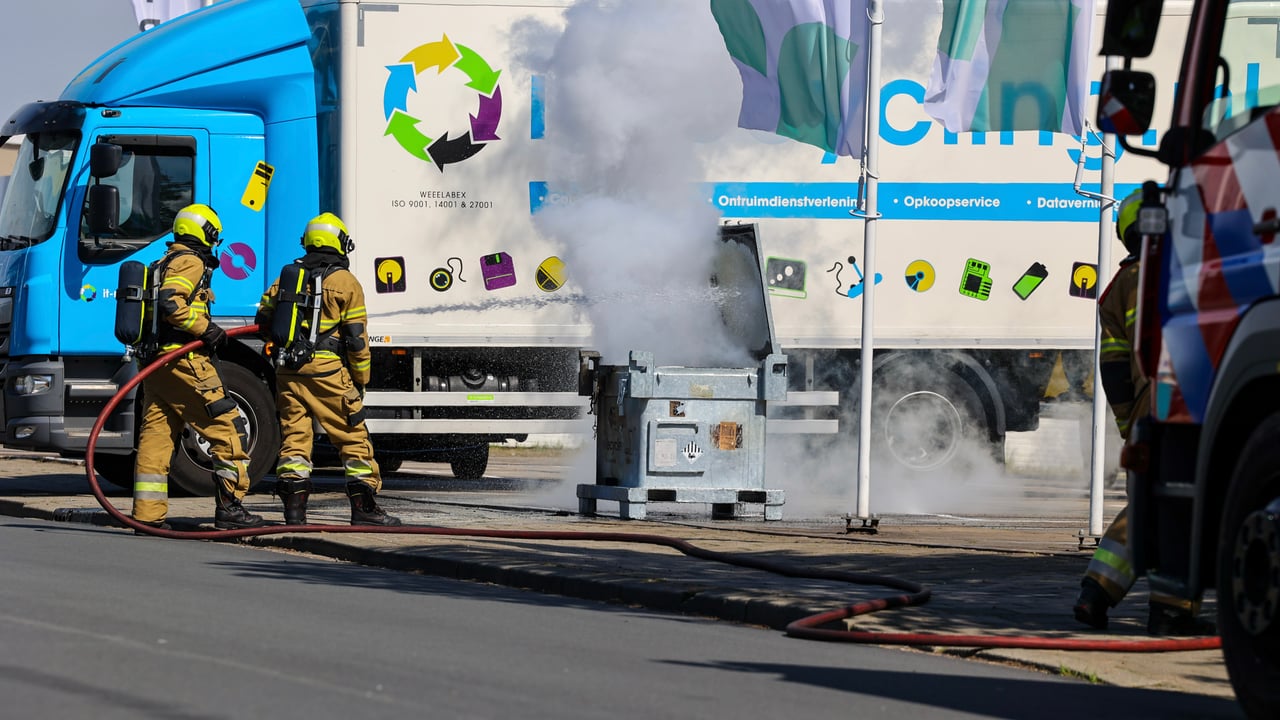 Brandweer in actie bij de container die in brand was geraakt
