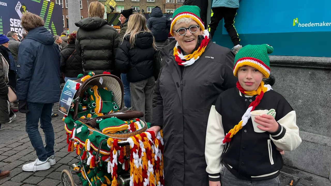 Ria op de markt met haar kleinzoon, Guus.