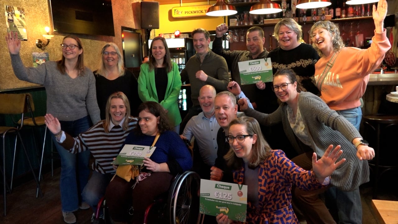 Uitreiking cheques De Skèndelse Kwis aan goede doelen