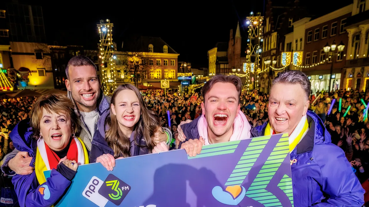 De eindstand van Serious Request 2025. V.l.n.r. Truus van Gaal, Barend van Deelen, Sophie Hijlkema, Mart Meijer en Louis van Gaal.