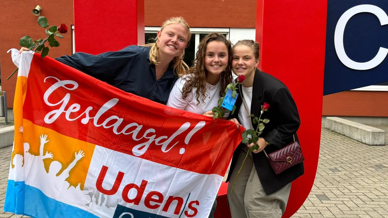 Luus, Jans en Pien, de dochters van docent Jacqueline van Aspert, zijn alle drie geslaagd.