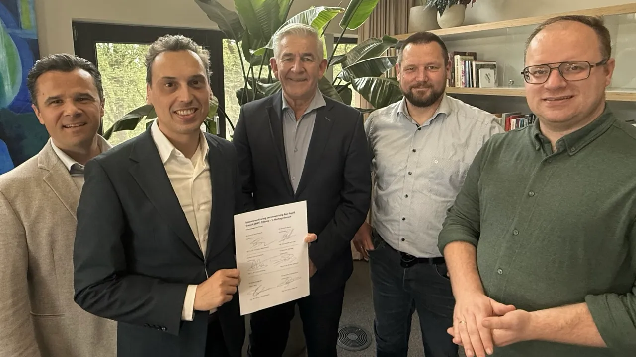 De ondertekening van de intentieverklaring voor de nieuwe buslijn. (v.l.n.r): Johan Meesters (Heusden), Stijn Smeulders (provincie Noord-Brabant), Ad de Jong (Waalwijk), Roy Geers ('s-Hertogenbosch) en Louis Laros (Loon op Zand).