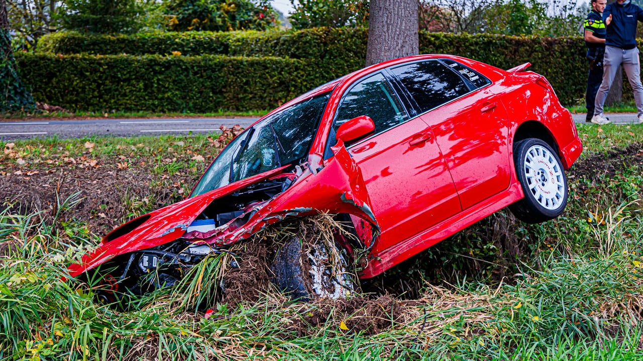 Flinke blikschade bij harde botsing tussen auto’s
