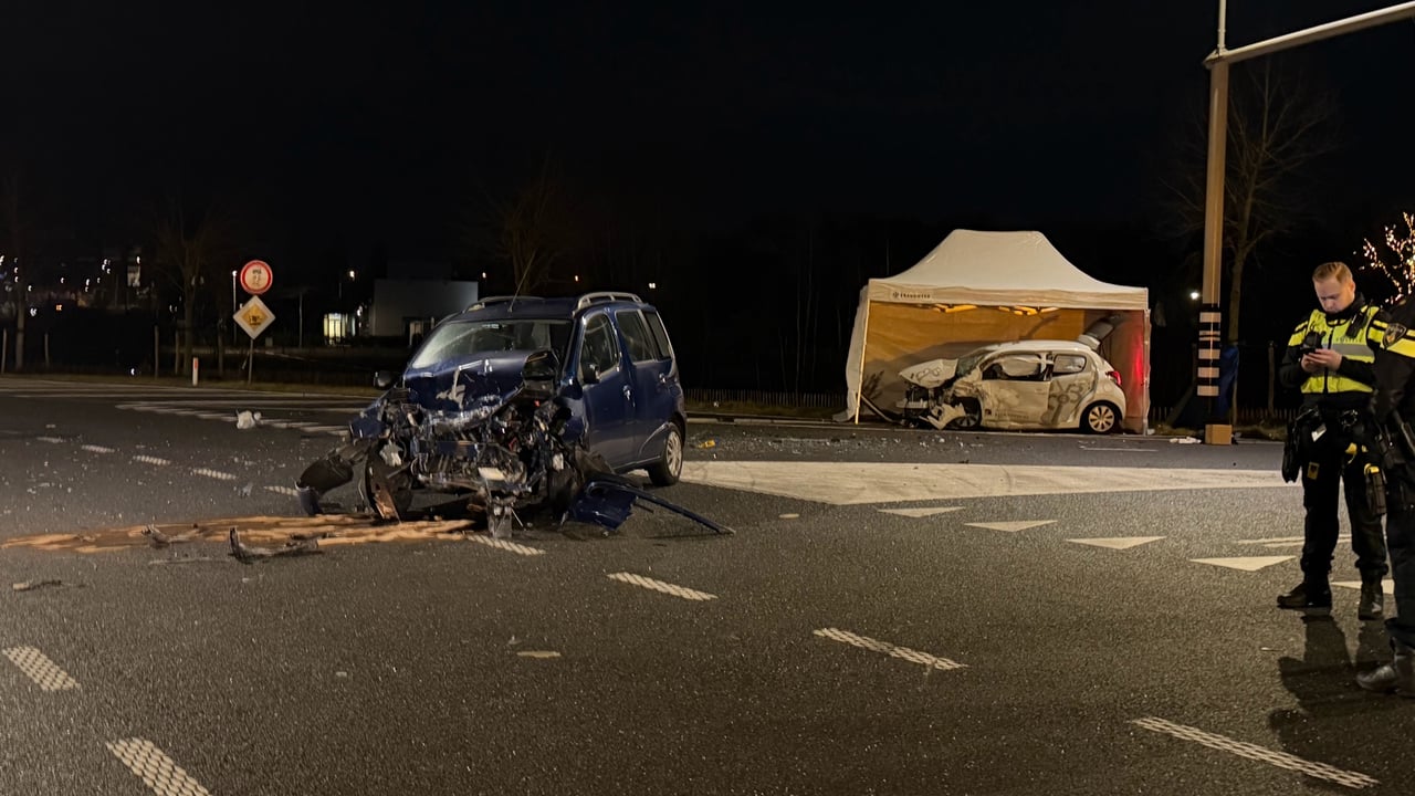 Een grote ravage op de Lippstadt-Singel in Uden na een dodelijk ongeluk.
