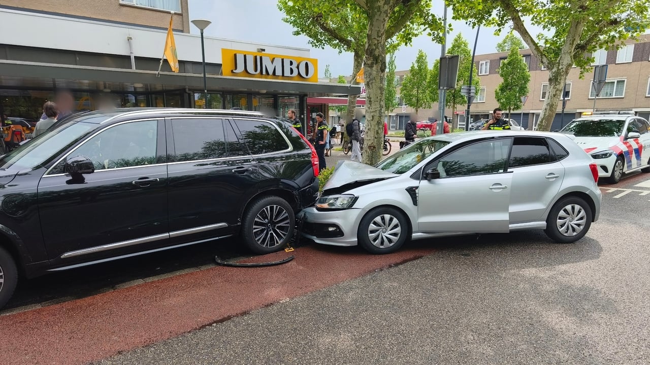 De automobilist reed achterop een geparkeerde auto