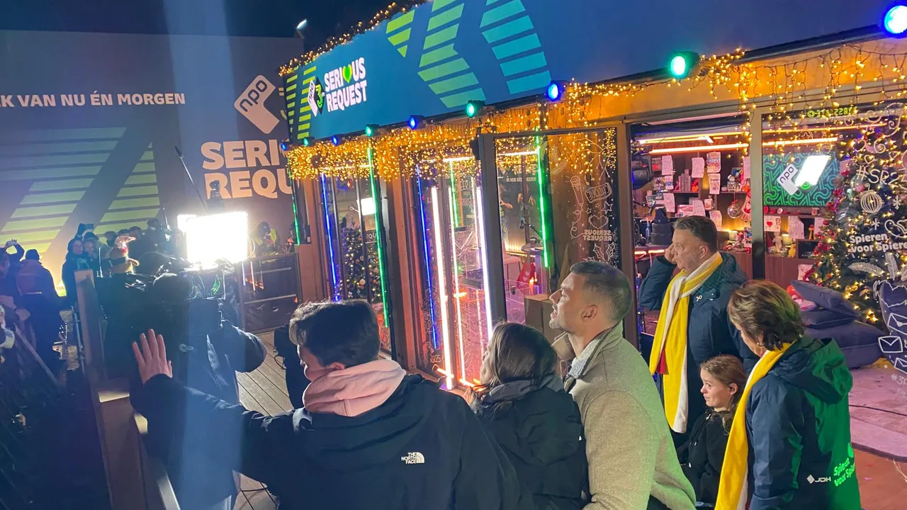 De dj's onderweg naar het podium.