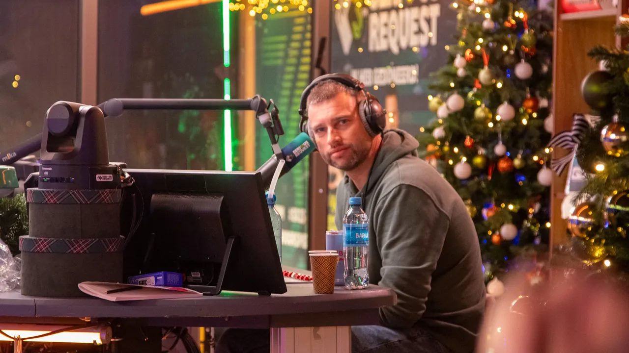 Barend van Deelen achter de microfoon in het Glazen Huis.