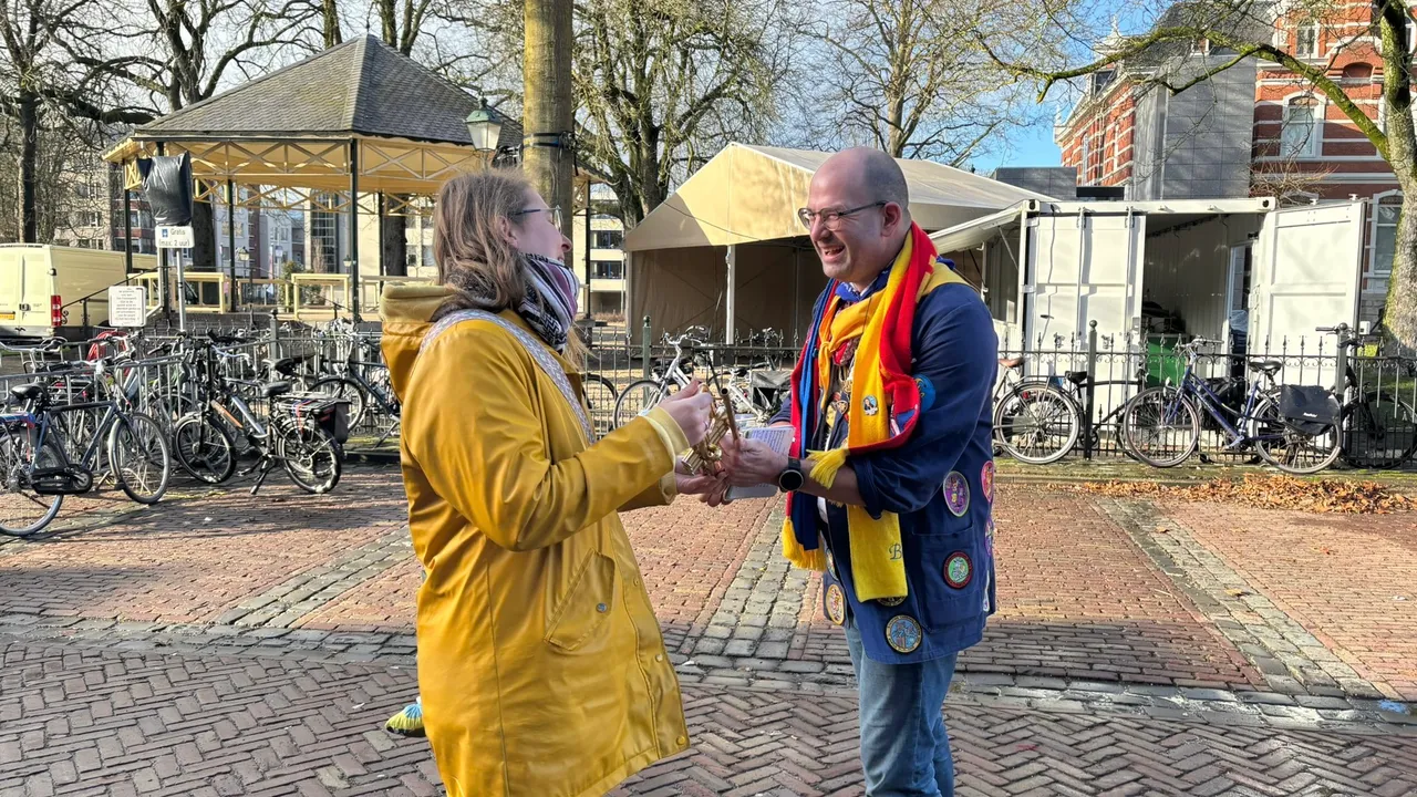 De 'wasbeer' geeft de trompet hoogstpersoonlijk terug aan Ben van den Elshout