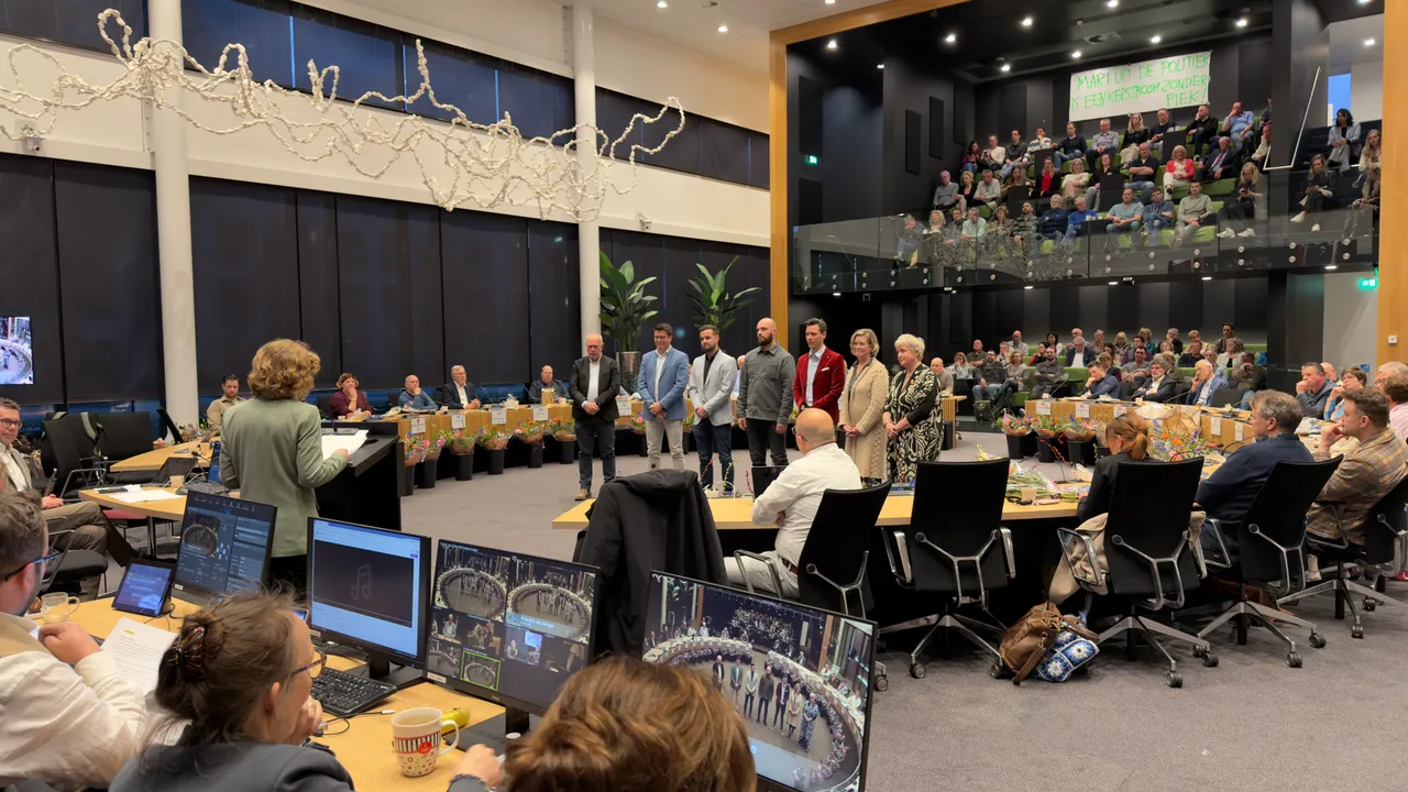 De vertrekkende raadsleden werden in groepjes toegesproken door de burgemeester