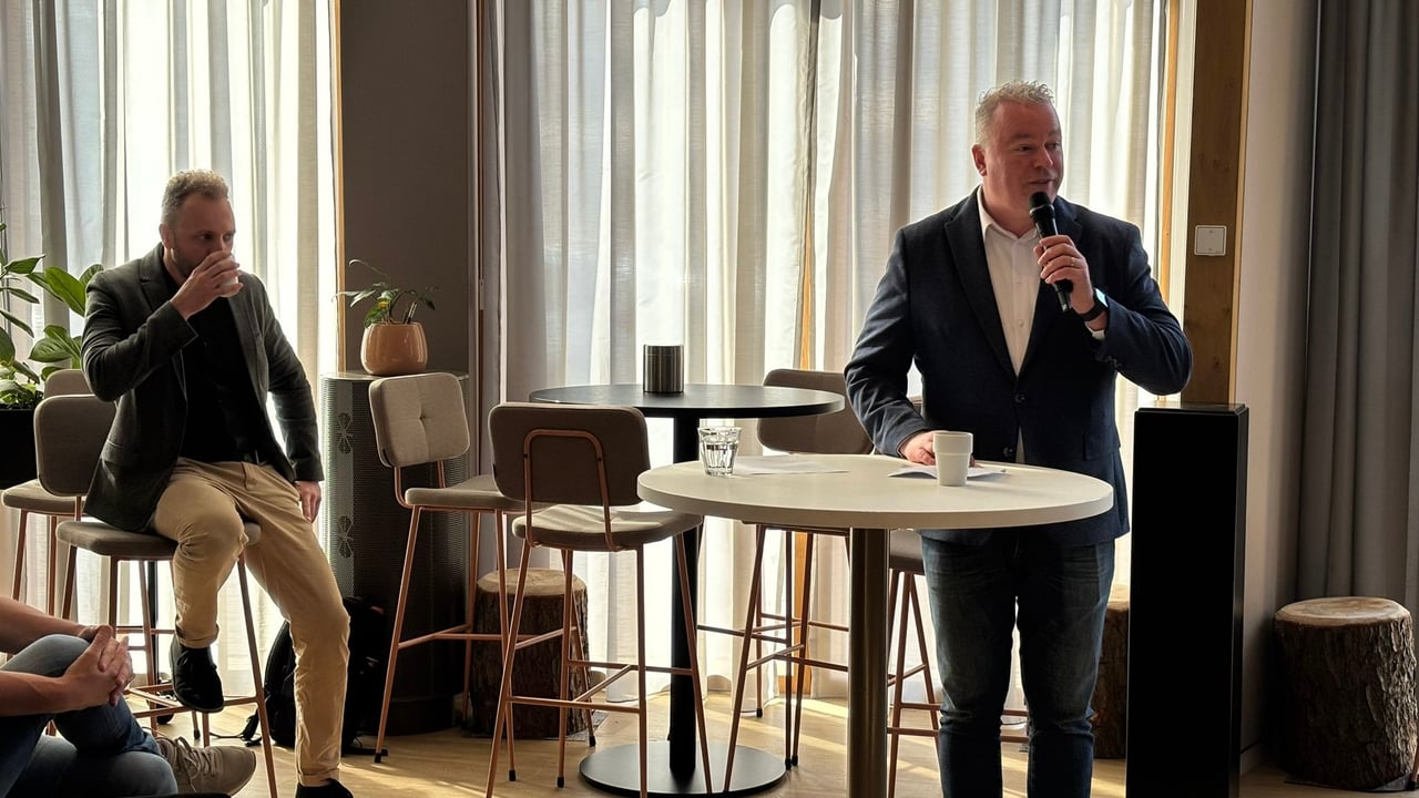 Frank den Brok (r) en Jeroen van den Heuvel van Kompas Maashorst