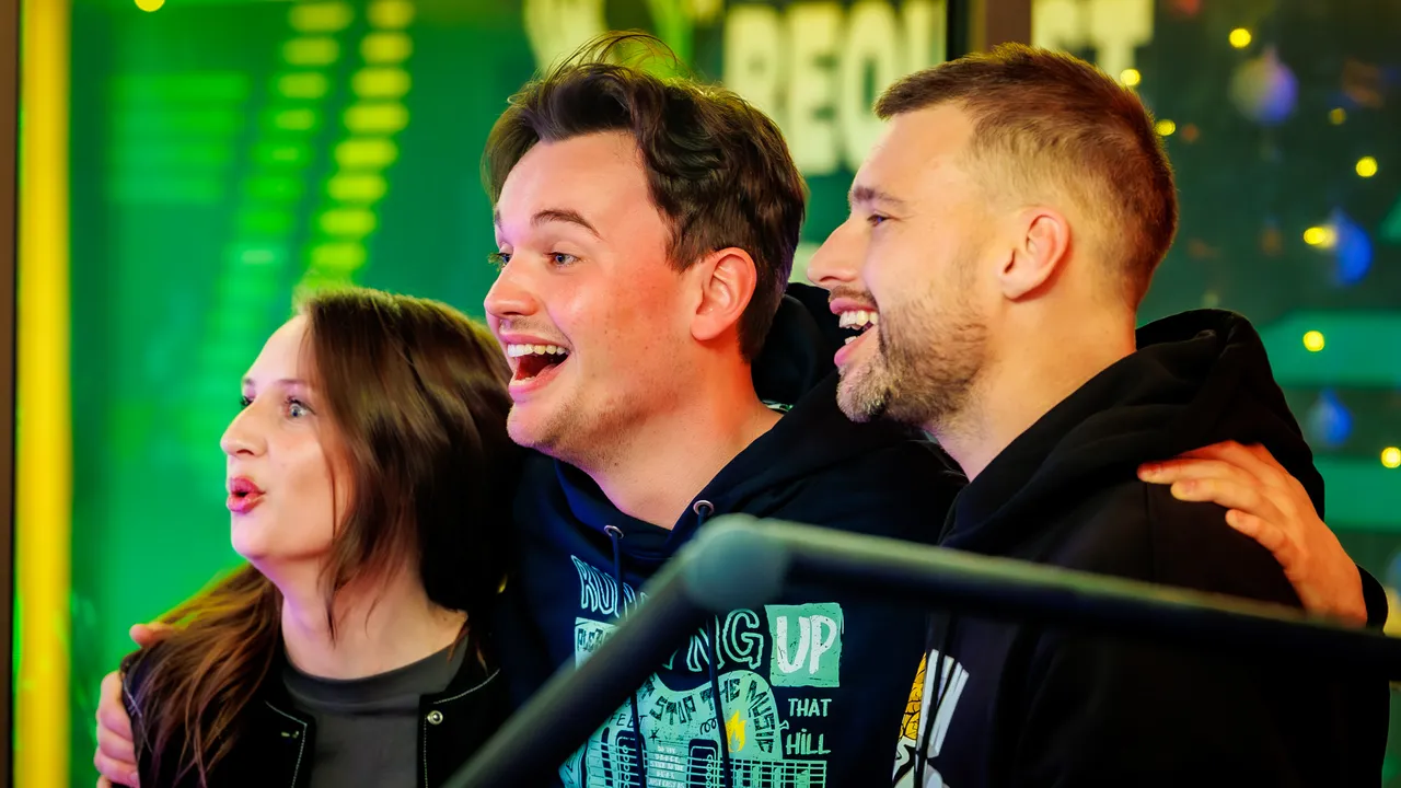 De drie dj's in het Glazen Huis.